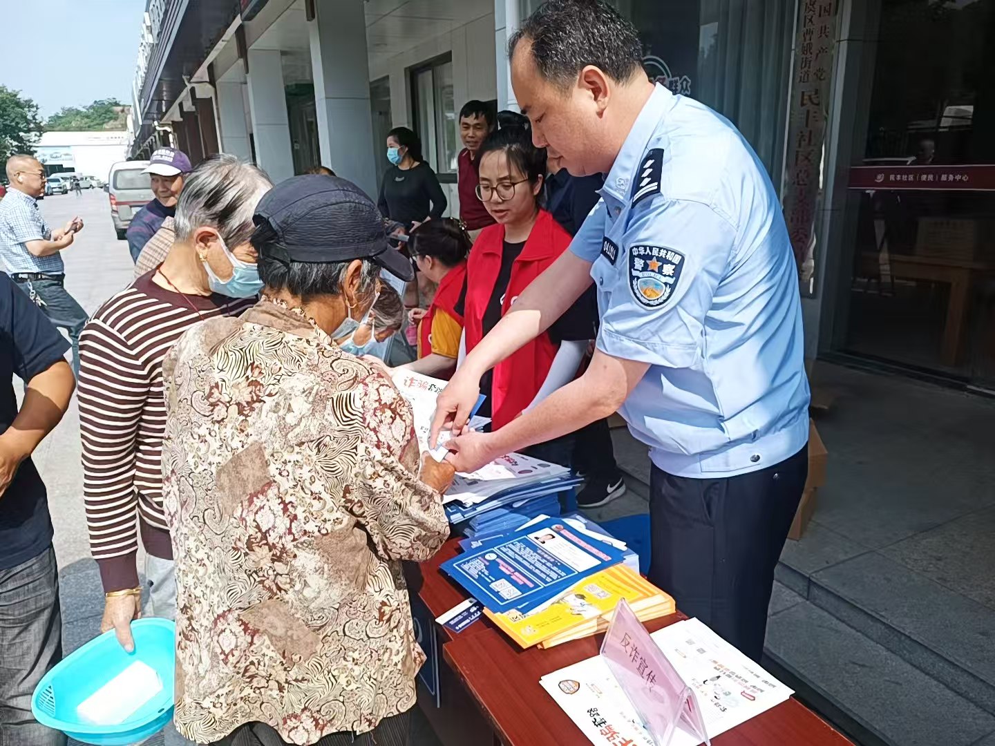 曹娥派出所在曹娥社區(qū)對(duì)轄區(qū)居民開展“打瑤”整治專項(xiàng)宣傳